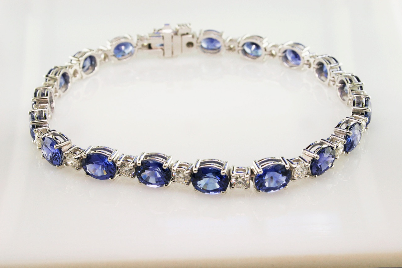 Oval blue sapphire and diamond tennis bracelet in white gold
