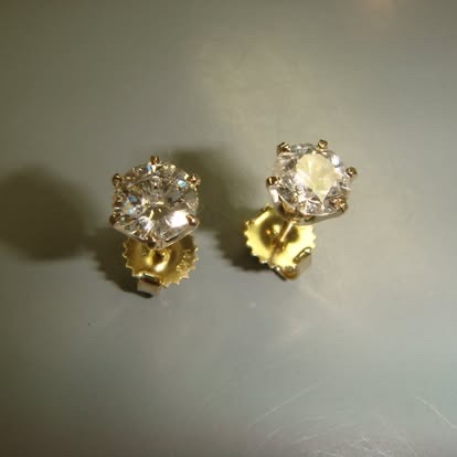Diamond stud earrings in yellow gold