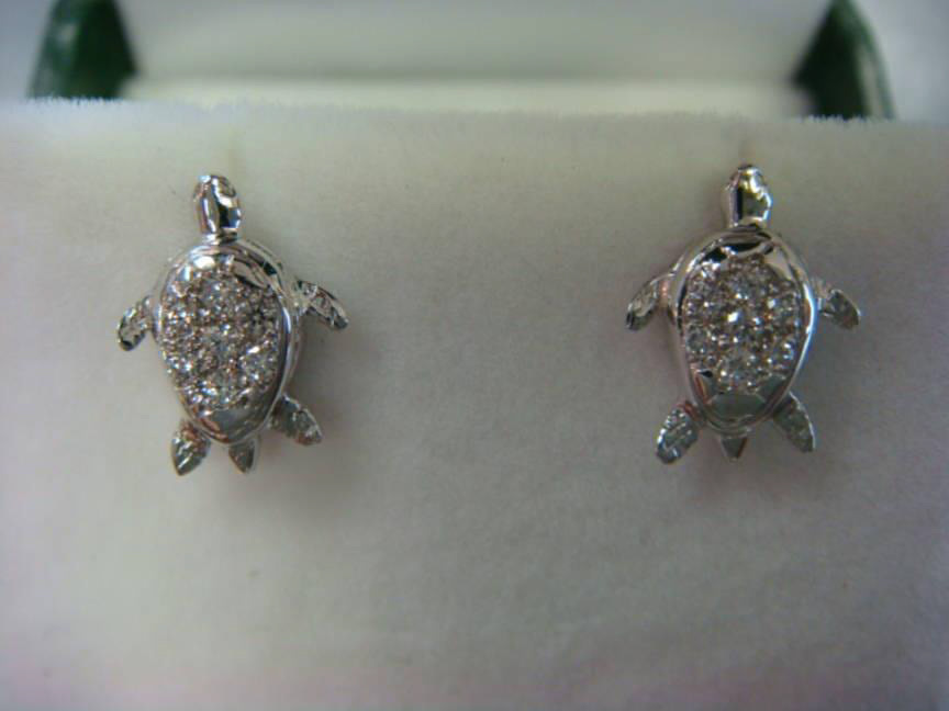 Pavé diamond turtle earrings in white gold
