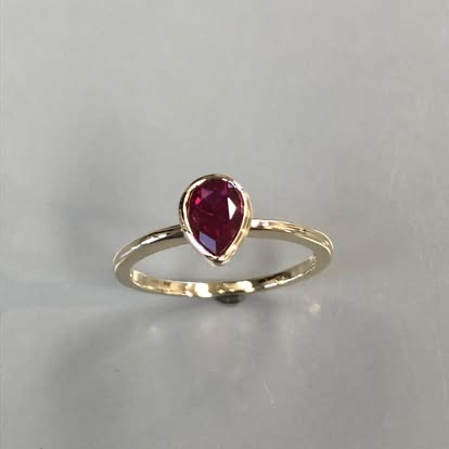 Pear-shaped ruby solitaire in yellow gold