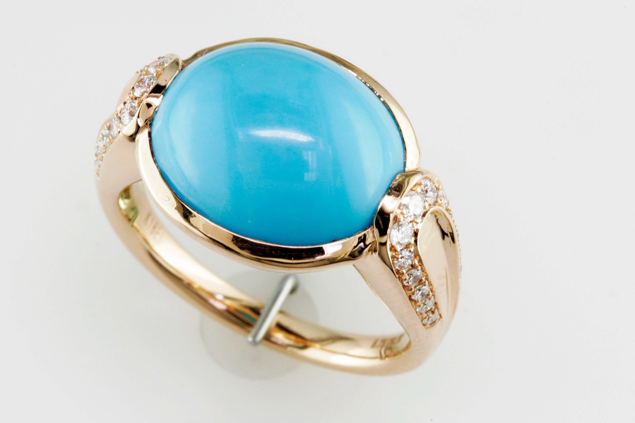 Turquoise cabochon ring in gold with diamond accents