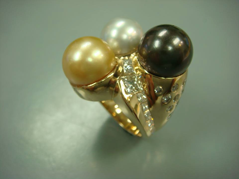 Yellow gold cocktail ring with golden, white and dark pearls and diamonds
