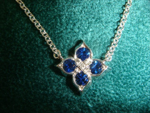 Blue sapphire flower pendant necklace in white gold