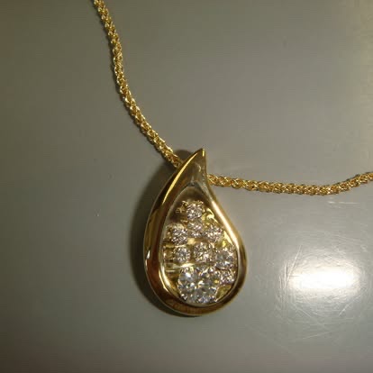 Teardrop yellow gold pendant with pavé diamonds