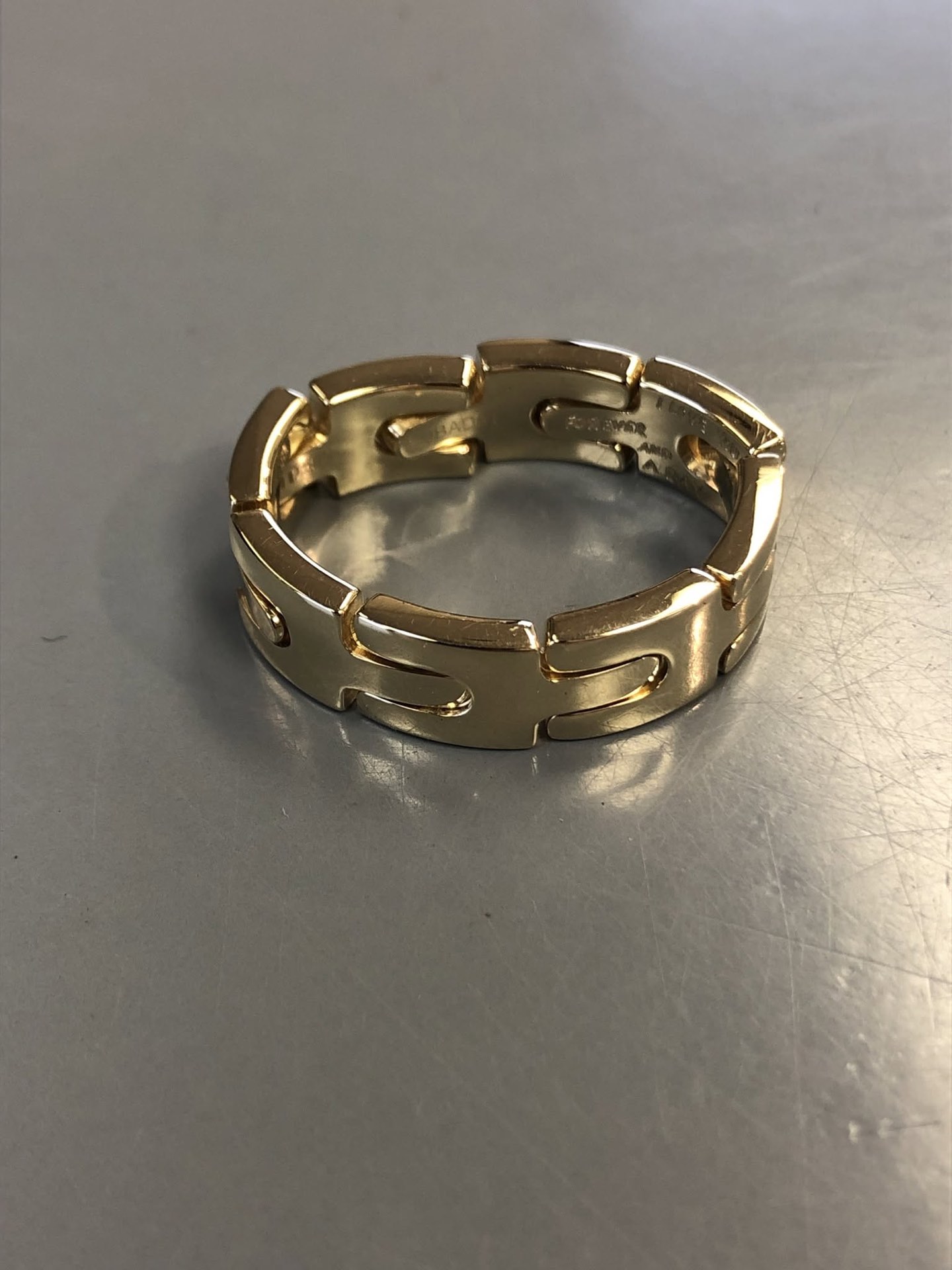Handmade yellow gold band with a link design