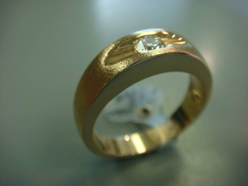 Men's satin-finish yellow gold band with a flush-set diamond